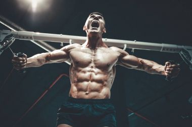 Acımasız beyaz vücut geliştirmeci eğitim sandık içinde jimnastik salonu