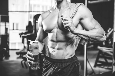 Spor ve beslenme yakışıklı modeli genç adam alır