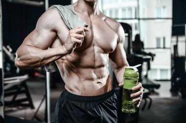 Spor ve beslenme yakışıklı modeli genç adam alır