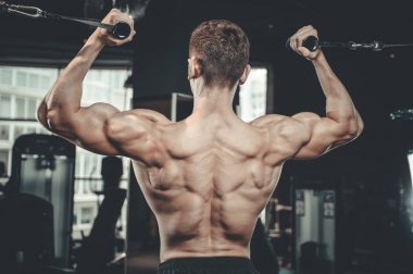 Spor salonunda yakışıklı bir genç adam antrenmanı.