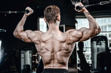 Spor salonunda yakışıklı bir genç adam antrenmanı.