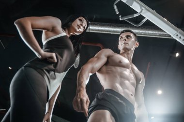 Modeli genç adam ve kadın gy çalışma dışarı