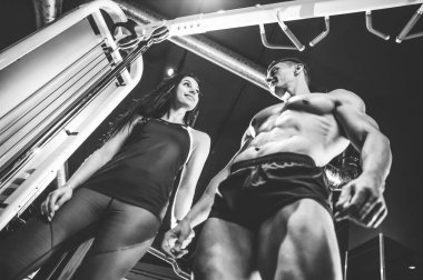 Modeli genç adam ve kadın gy çalışma dışarı