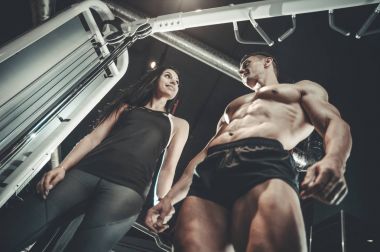 Modeli genç adam ve kadın gy çalışma dışarı