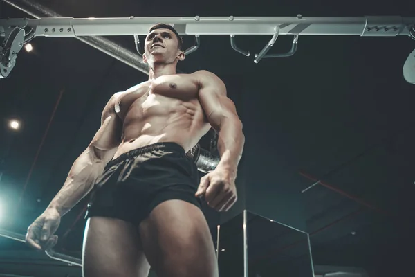 Guapo modelo joven que trabaja en el gimnasio — Foto de Stock