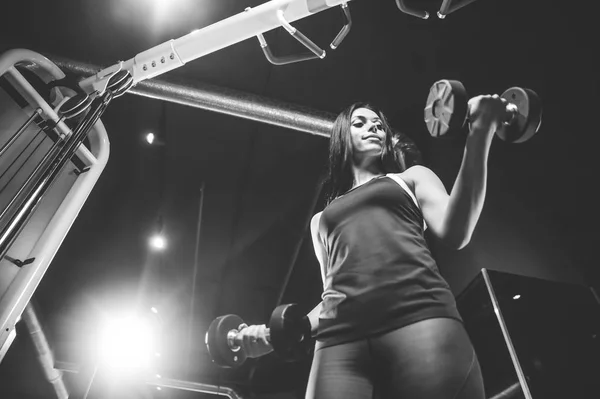 Sexy atlética joven haciendo ejercicio en el gimnasio — Foto de Stock