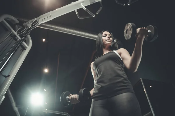 Sexy atlética joven haciendo ejercicio en el gimnasio — Foto de Stock