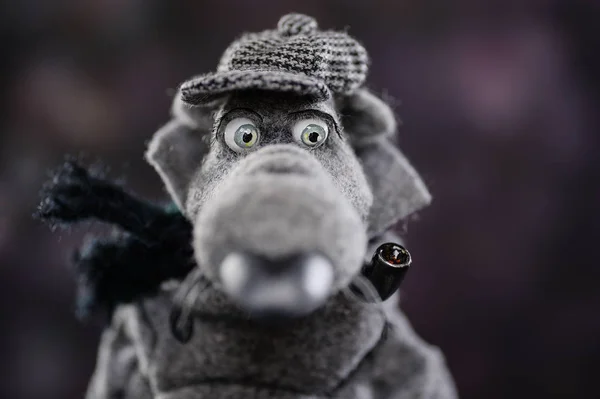 Vlněné panenky šedý vlk kabát čepice šátek detektivní kouření potrubí — Stock fotografie