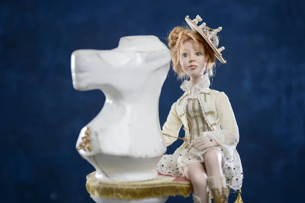 Porcelana argila loira menina vestido vintage xadrez cavaleiro — Fotografia de Stock