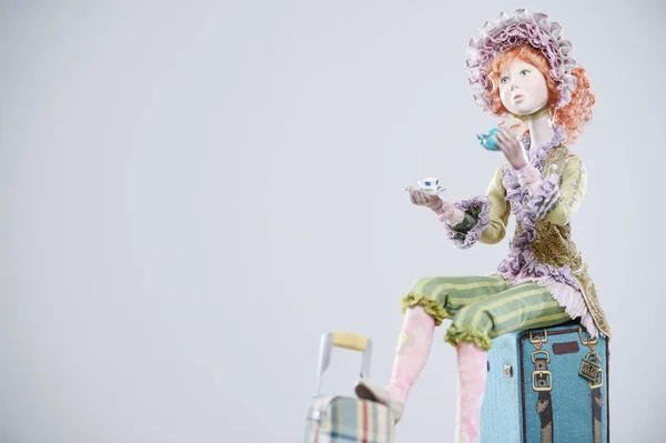 Porcelana argila gengibre menina vestido vintage capô chá — Fotografia de Stock