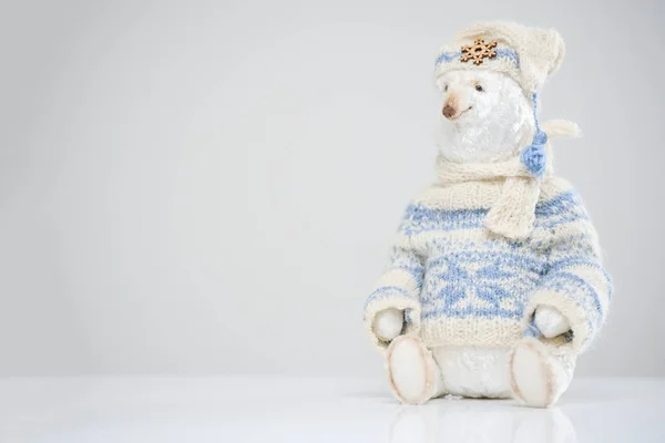 Eisbär aus Wolle gestrickt Pullover Mütze Schal Spielzeug — Stockfoto