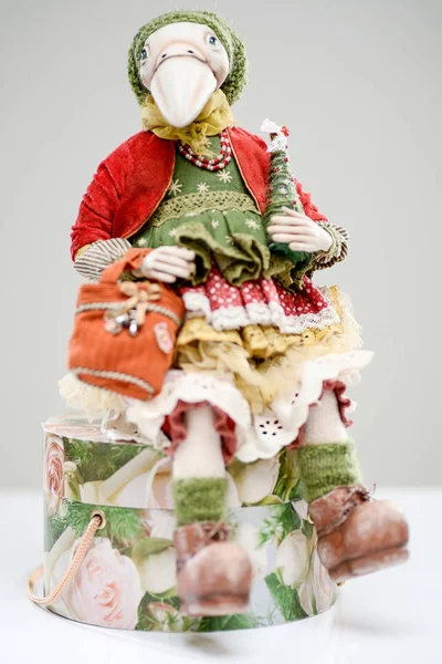 Porcelana pássaro argila branco jaqueta de Natal boneca — Fotografia de Stock