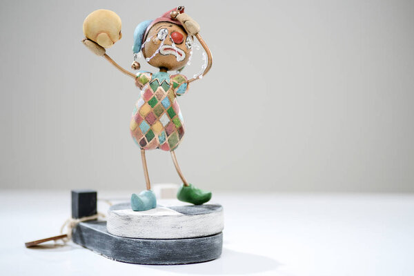 Деревянная плачущая грустная клоунская игрушка
