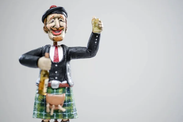 Hölzerner roter schottischer Kilt Mann Folk Smile Whiskey — Stockfoto