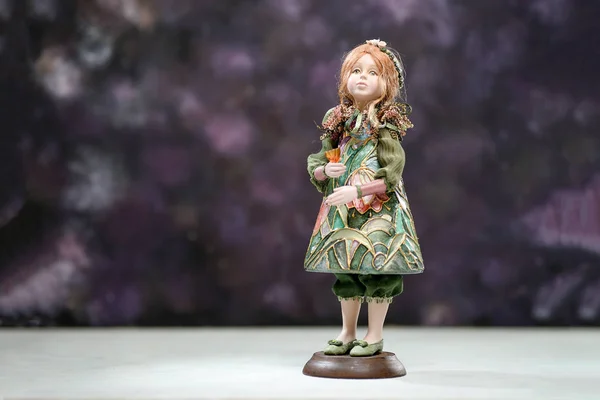 Porcelana argila loira menina flores vestido tiara — Fotografia de Stock