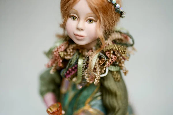 Porcelana argila loira menina flores vestido tiara — Fotografia de Stock