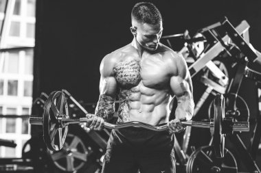 Yakışıklı model genç adam spor salonunda egzersiz