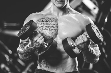 Yakışıklı model genç adam spor salonunda egzersiz