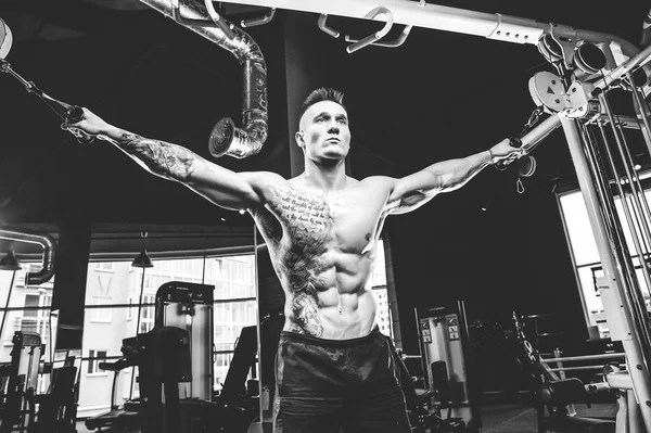 Brutale caucasico bodybuilder allenamento petto in palestra — Foto Stock