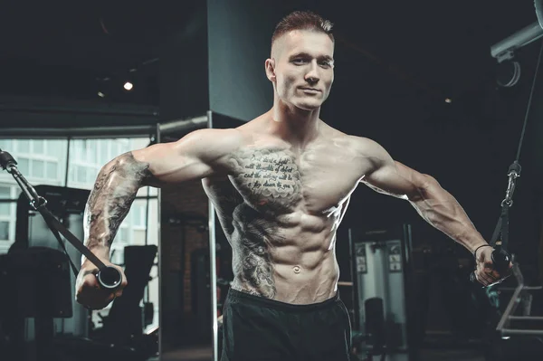 Brutaler kaukasischer Bodybuilder trainiert Brust im Fitnessstudio — Stockfoto