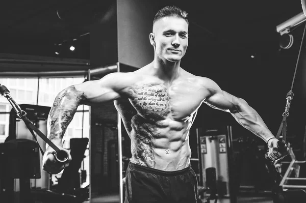 Brutale caucasico bodybuilder allenamento petto in palestra — Foto Stock