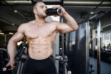 D ile kasları kadar pompalama acımasız güçlü vücut geliştirmeci atletik erkek