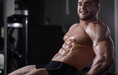 D ile kasları kadar pompalama acımasız güçlü vücut geliştirmeci atletik erkek