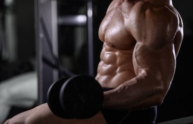 D ile kasları kadar pompalama acımasız güçlü vücut geliştirmeci atletik erkek