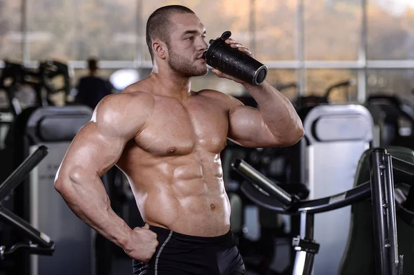 Brutal forte fisiculturista homens atléticos bombeando os músculos com d — Fotografia de Stock