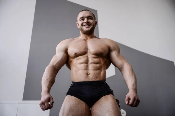 Brutal fort bodybuilder athlètes hommes pompage les muscles avec d — Photo