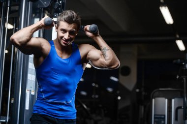 Spor olarak yakışıklı modeli genç adam çalışma