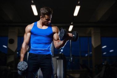 Spor olarak yakışıklı modeli genç adam çalışma
