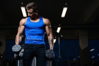 Spor olarak yakışıklı modeli genç adam çalışma