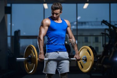 Spor olarak yakışıklı modeli genç adam çalışma