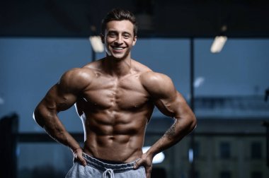 Spor olarak yakışıklı modeli genç adam çalışma