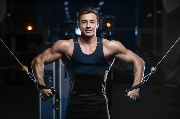Przystojny model młody człowiek treningu w siłowni — Zdjęcie stockowe