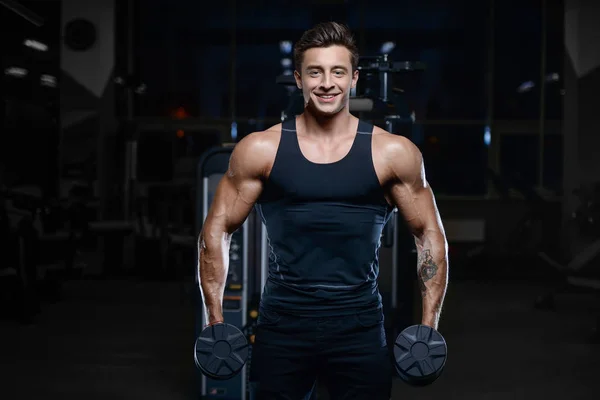 Bello modello giovane uomo allenamento in palestra — Foto Stock