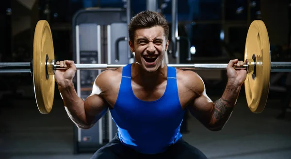 Gutaussehend modell jung mann workout im fitnessstudio — Stockfoto