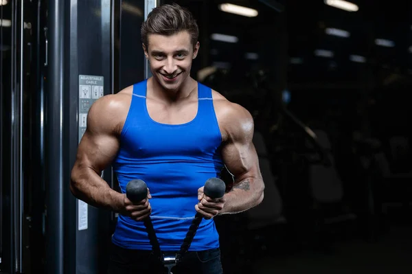 Bello modello giovane uomo allenamento in palestra — Foto Stock