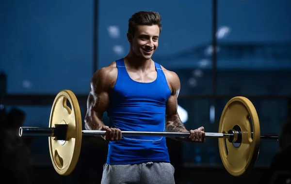 Przystojny model młody człowiek treningu w siłowni — Zdjęcie stockowe
