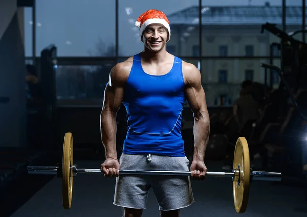 Guapo modelo joven entrenamiento en el gimnasio — Foto de Stock