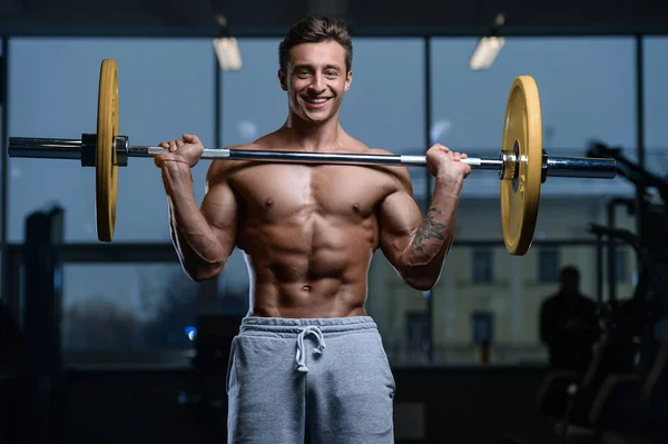 Bonito modelo jovem treino no ginásio — Fotografia de Stock