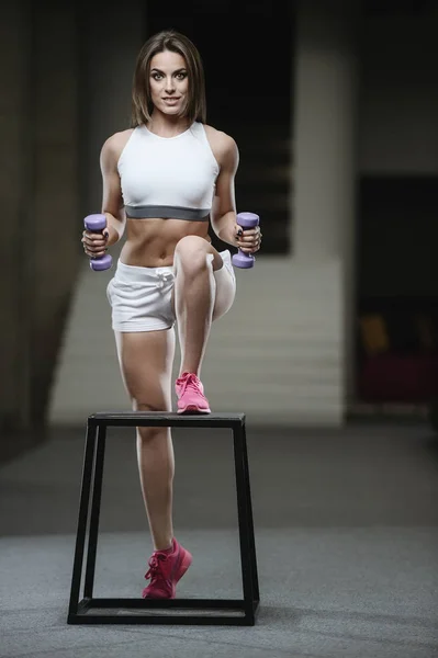 Silné sexy sportovní mladá dívka cvičit v tělocvičně — Stock fotografie