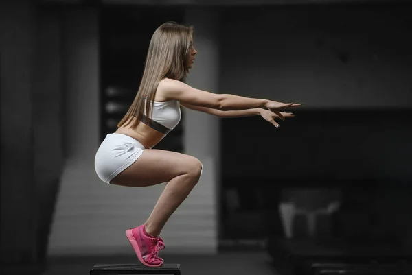 Erős szexi sportos fiatal lány dolgoznak ki az edzőteremben — Stock Fotó
