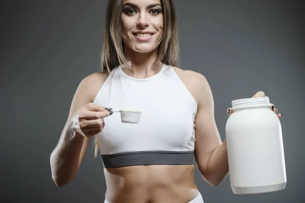 Ek peynir altı suyu protein shake tozu ile kız — Stok fotoğraf
