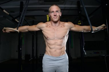 Yakışıklı adam atlet jimnastik yüzüklere eğitim