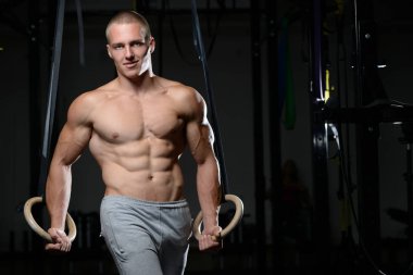 Yakışıklı adam atlet jimnastik yüzüklere eğitim