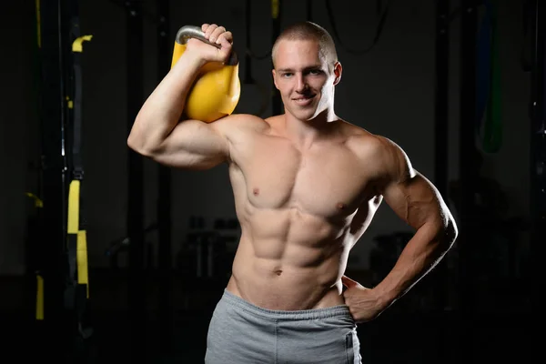 잘생긴 젊은 남자 체육관 kettlebel에서 작업 — 스톡 사진