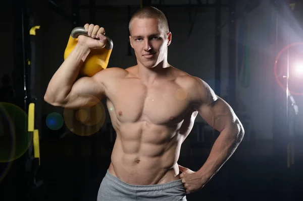 잘생긴 젊은 남자 체육관 kettlebel에서 작업 — 스톡 사진