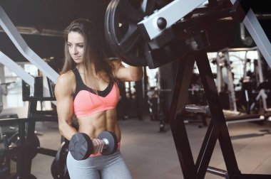 güçlü seksi atletik genç kız spor salonunda egzersiz